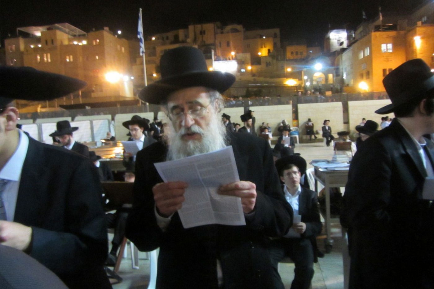 פוניבז' מתפללת לרפואת בחור חולה