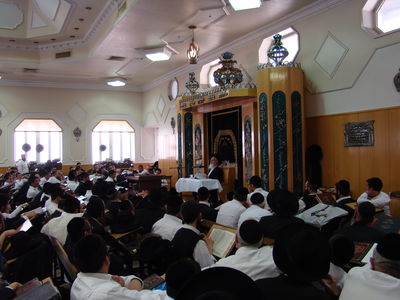 1,000 בני ישיבה בשיעור עם הרב  יעקב יוסף