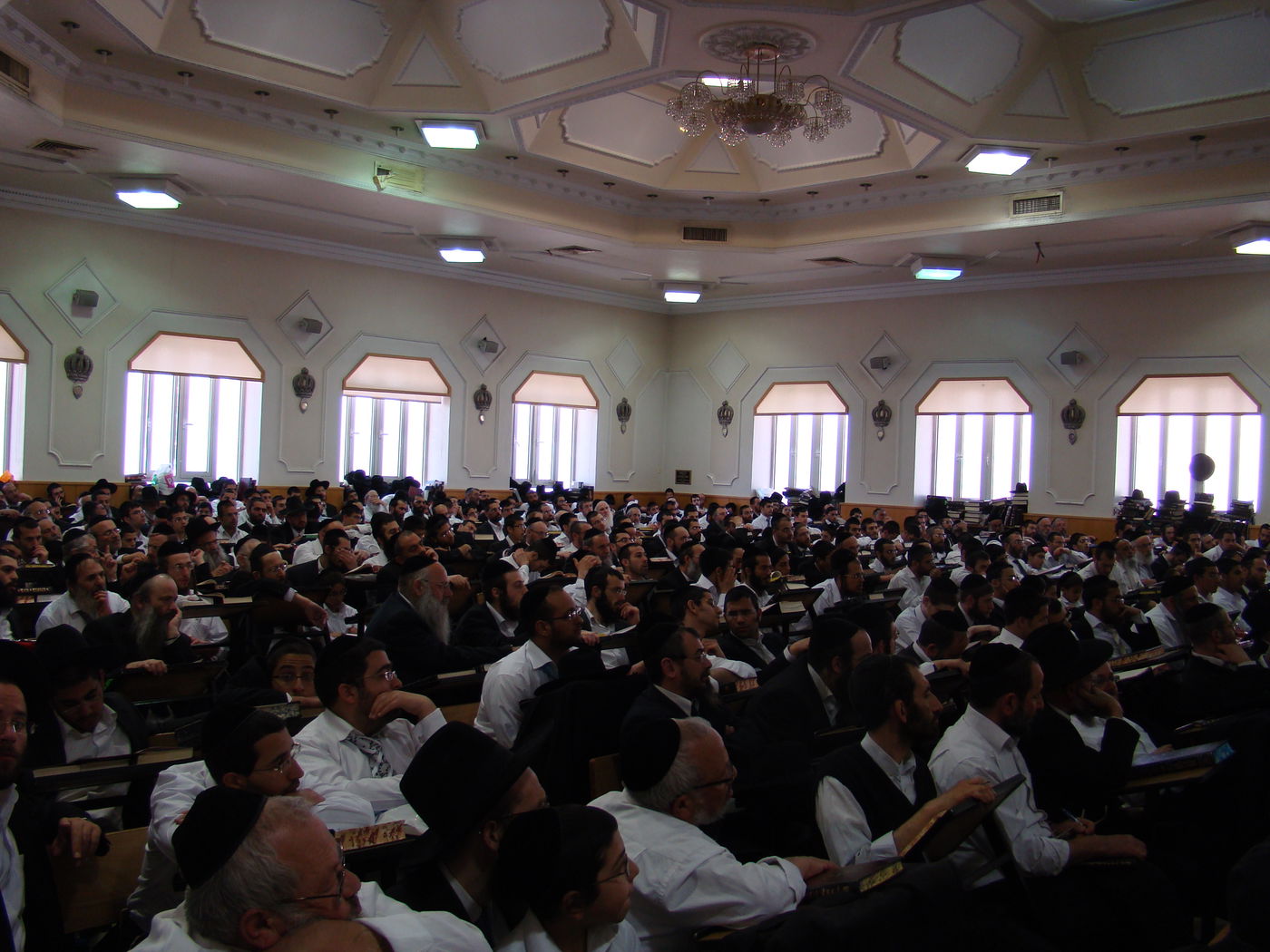 1,000 בני ישיבה בשיעור עם הרב  יעקב יוסף