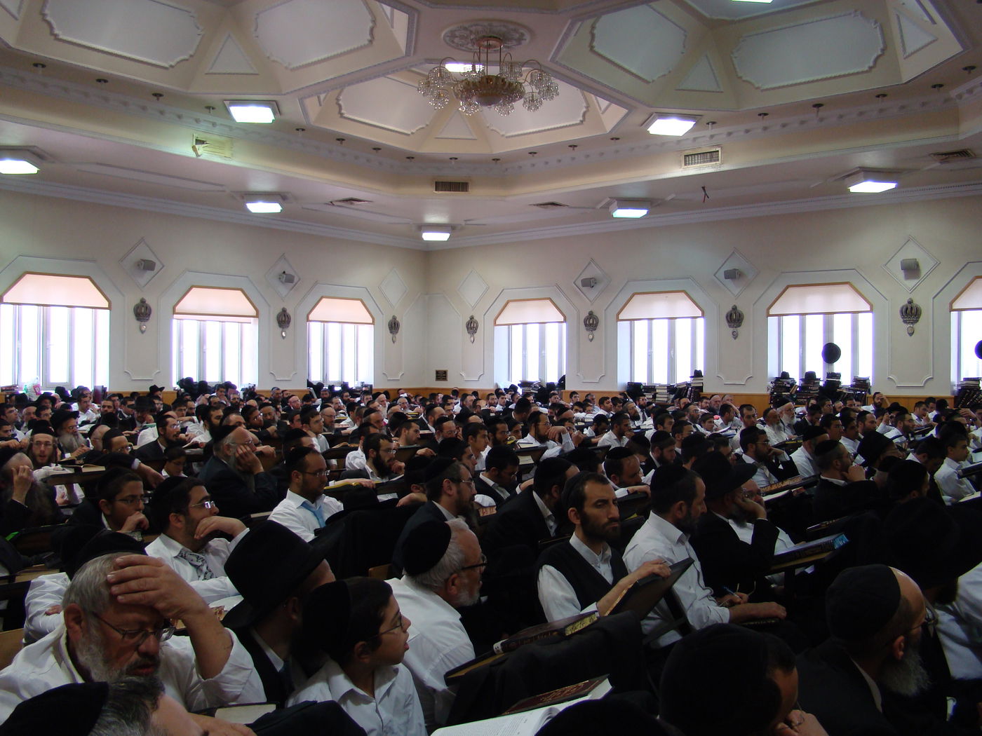 1,000 בני ישיבה בשיעור עם הרב  יעקב יוסף