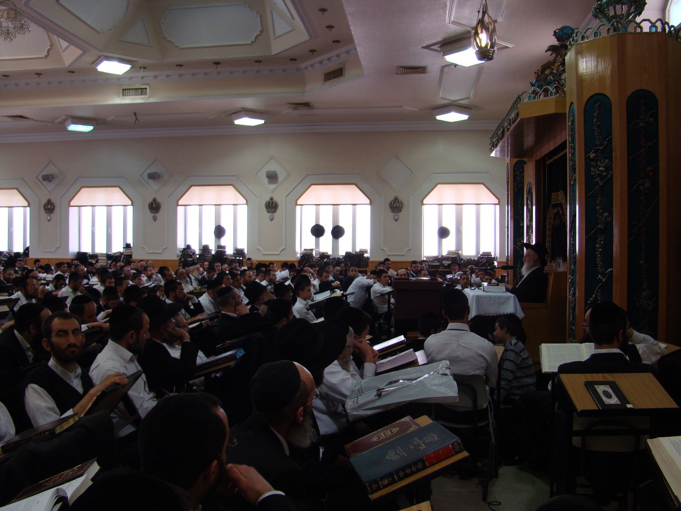 1,000 בני ישיבה בשיעור עם הרב  יעקב יוסף