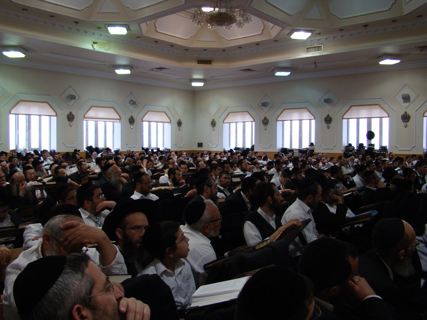 1,000 בני ישיבה בשיעור עם הרב  יעקב יוסף