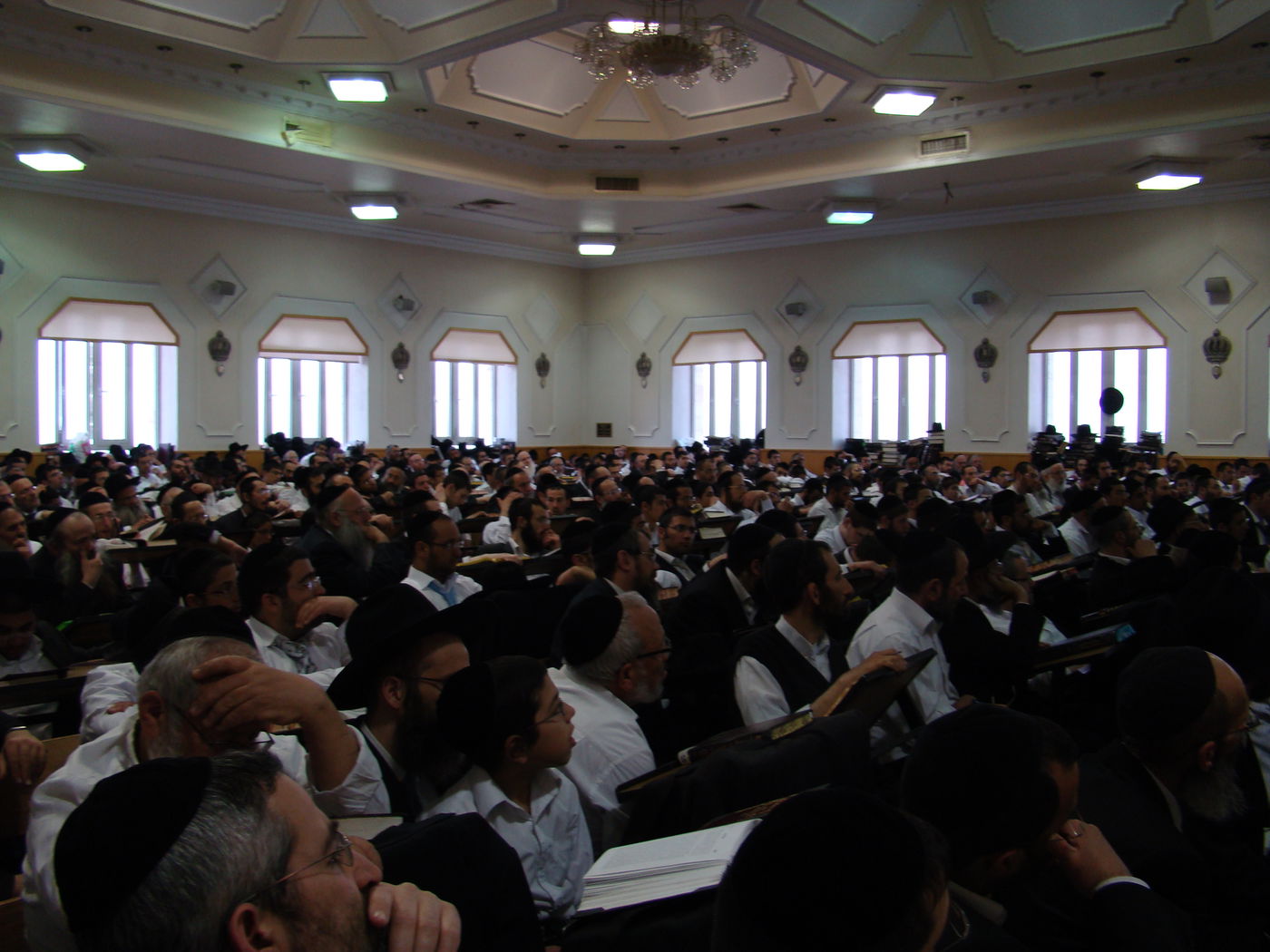 1,000 בני ישיבה בשיעור עם הרב  יעקב יוסף