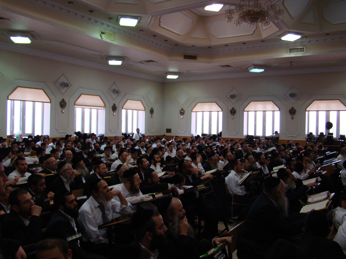 1,000 בני ישיבה בשיעור עם הרב  יעקב יוסף