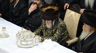 התרגשות בויז'ניץ: האדמו"ר לבש לראשונה את 'בגדי הזהב'