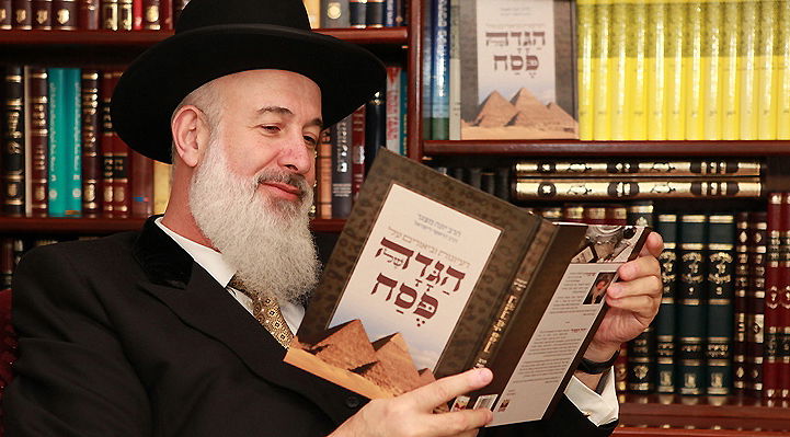 הרב יונה מצגר עם ההגדה החדשה