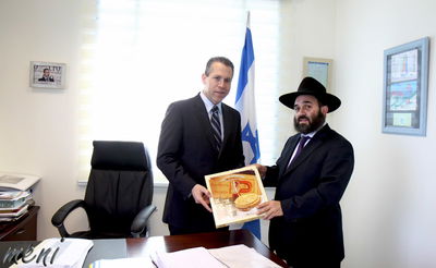 חסידי חב"ד חילקו מצות לשרי הממשלה