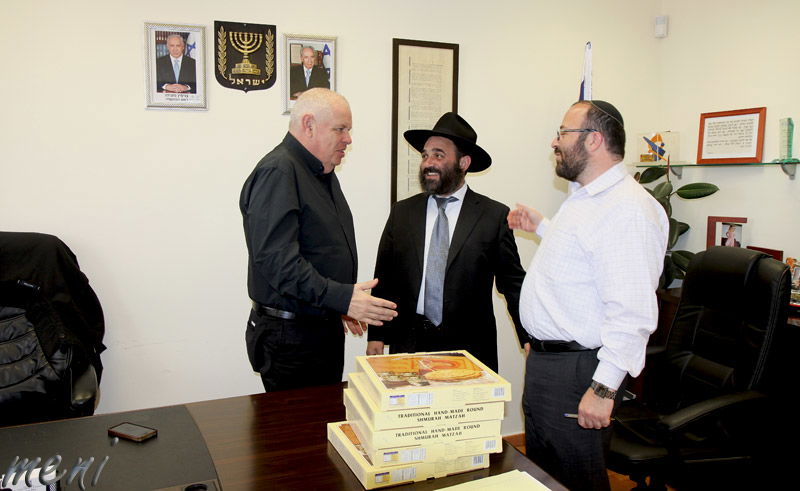 חסידי חב"ד חילקו מצות לשרי הממשלה