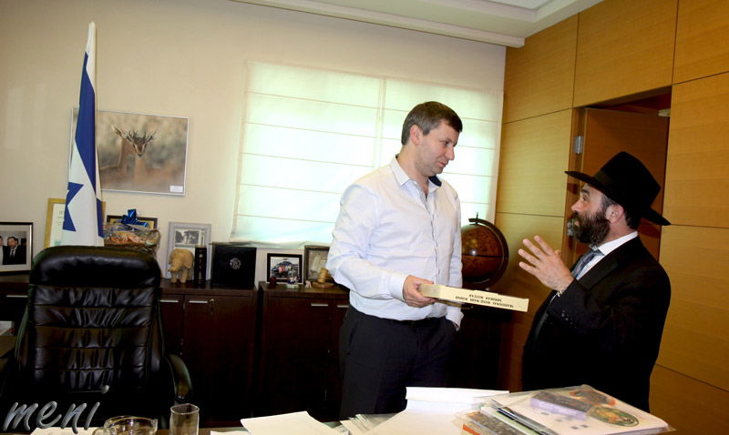 חסידי חב"ד חילקו מצות לשרי הממשלה