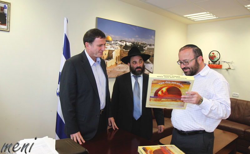 חסידי חב"ד חילקו מצות לשרי הממשלה