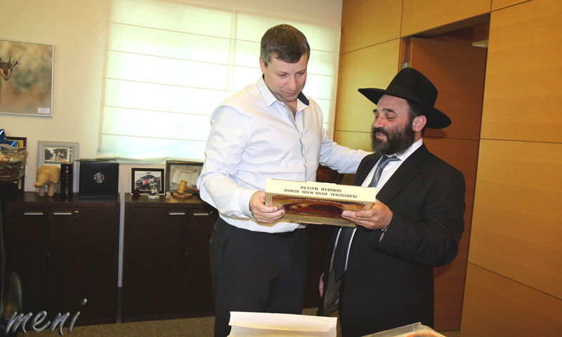 חסידי חב"ד חילקו מצות לשרי הממשלה