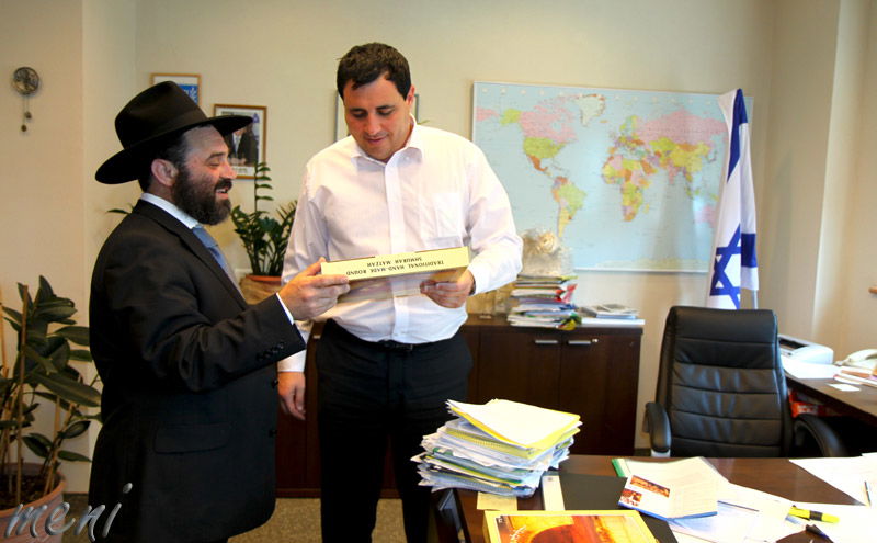 חסידי חב"ד חילקו מצות לשרי הממשלה