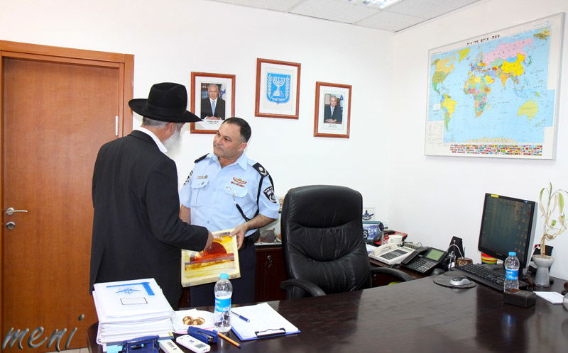 חסידי חב"ד חילקו מצות לשרי הממשלה