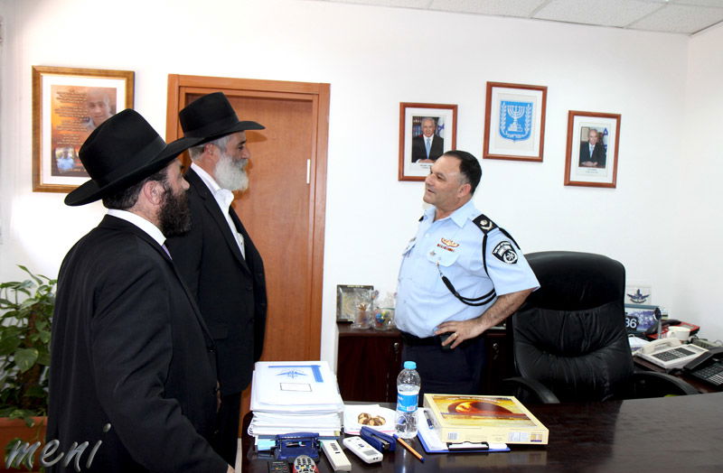 חסידי חב"ד חילקו מצות לשרי הממשלה