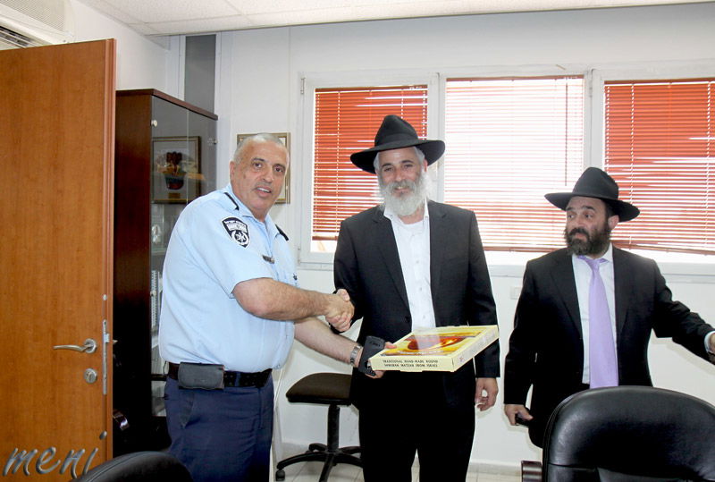 חסידי חב"ד חילקו מצות לשרי הממשלה