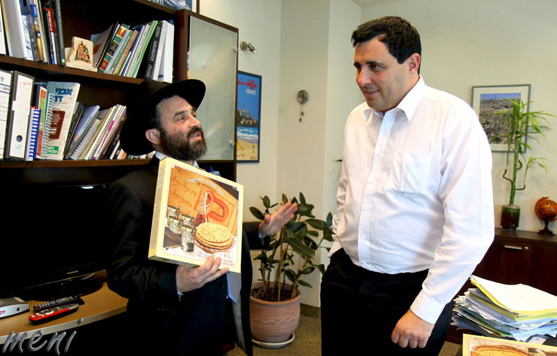 חסידי חב"ד חילקו מצות לשרי הממשלה