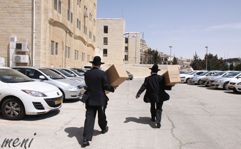 חסידי חב"ד חילקו מצות לשרי הממשלה