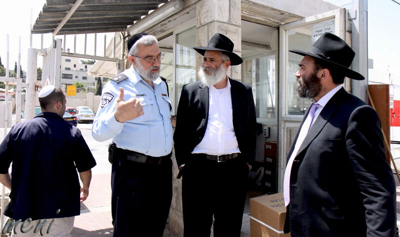 חסידי חב"ד חילקו מצות לשרי הממשלה