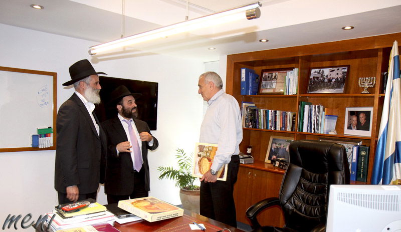 חסידי חב"ד חילקו מצות לשרי הממשלה