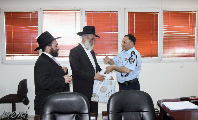 חסידי חב"ד חילקו מצות לשרי הממשלה