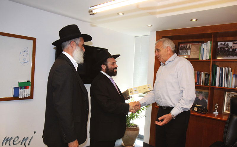 חסידי חב"ד חילקו מצות לשרי הממשלה