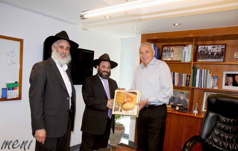 חסידי חב"ד חילקו מצות לשרי הממשלה