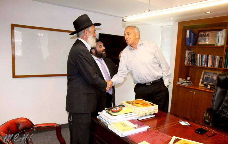 חסידי חב"ד חילקו מצות לשרי הממשלה