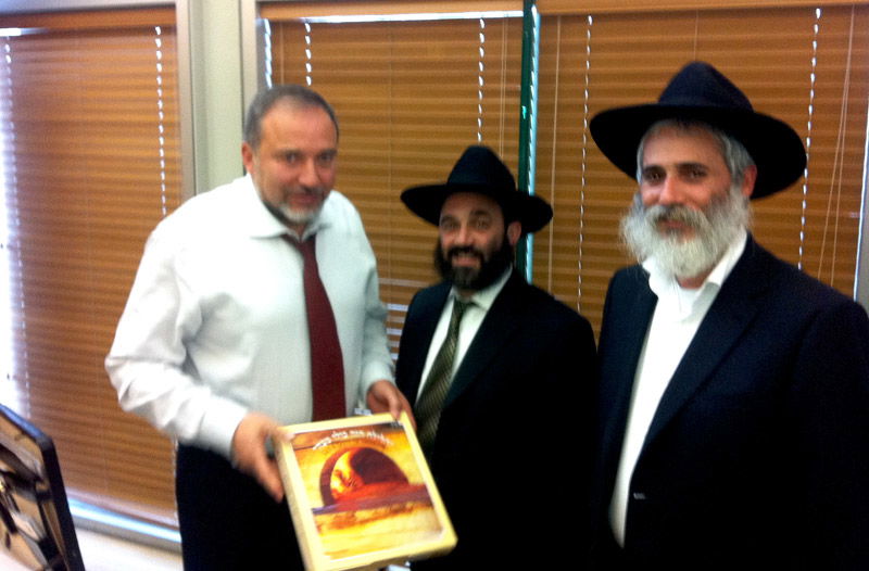 חסידי חב"ד חילקו מצות לשרי הממשלה