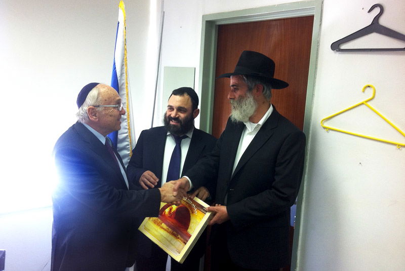 חסידי חב"ד חילקו מצות לשרי הממשלה