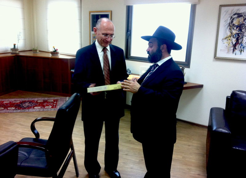 חסידי חב"ד חילקו מצות לשרי הממשלה