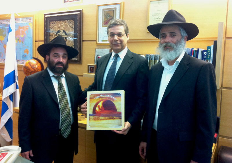 חסידי חב"ד חילקו מצות לשרי הממשלה