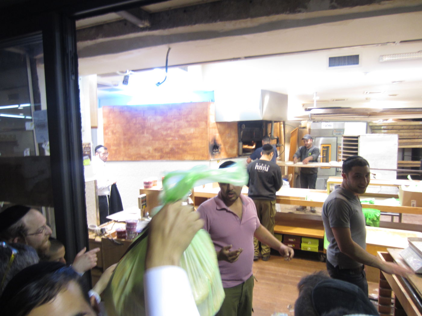 תנור ראשון: צפו בהסתערות על החמץ