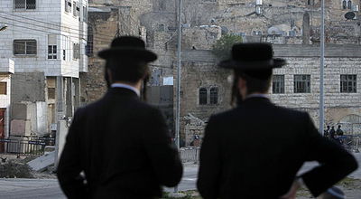 חרדים צופים לעבר בית המכפלה