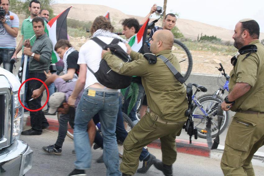 מימין: סא"ל אייזנר, משמאל: פעיל שמאל ובידו חפץ חד. צילום: ישע שלי