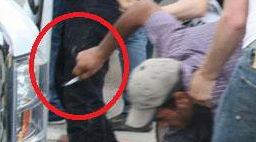 אחד הפעילים תועד כשבידו חפץ חד לתקיפת החיילים