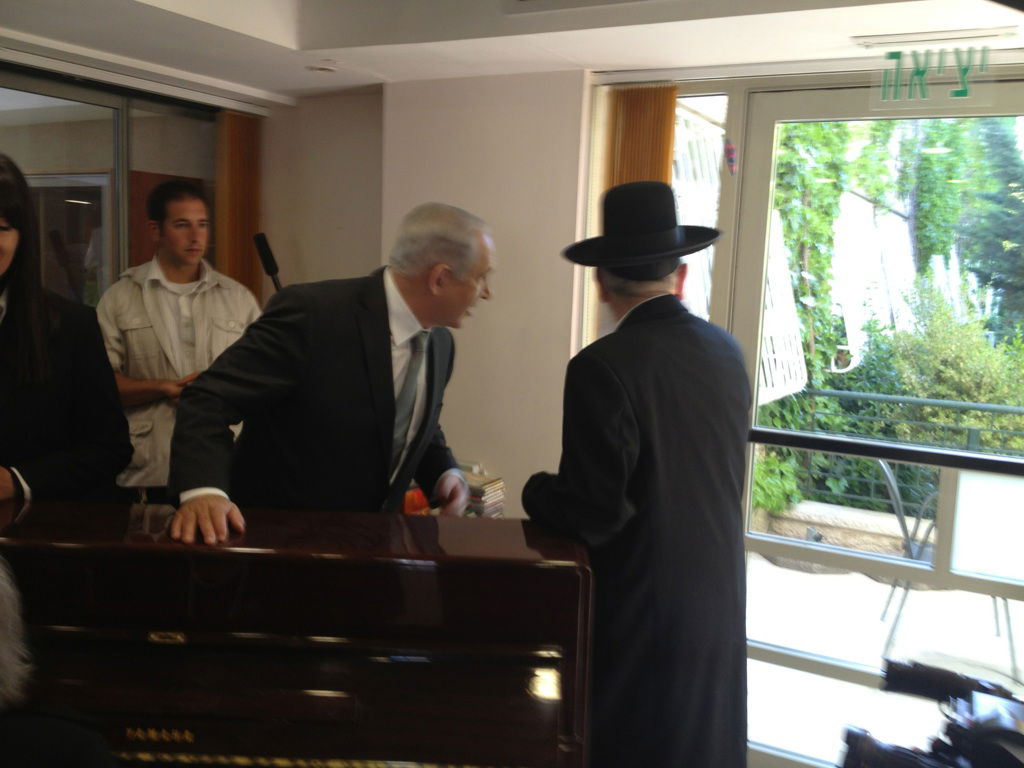 נתניהו וליצמן הפתיעו הוסטל לניצולי שואה בירושלים