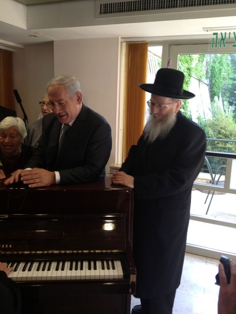 נתניהו וליצמן הפתיעו הוסטל לניצולי שואה בירושלים