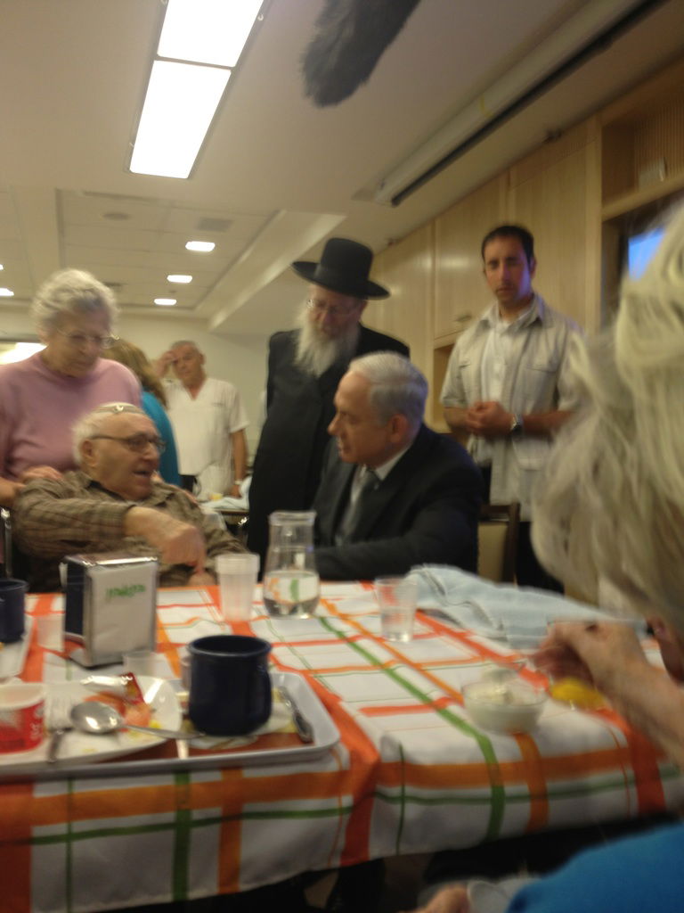 נתניהו וליצמן הפתיעו הוסטל לניצולי שואה בירושלים