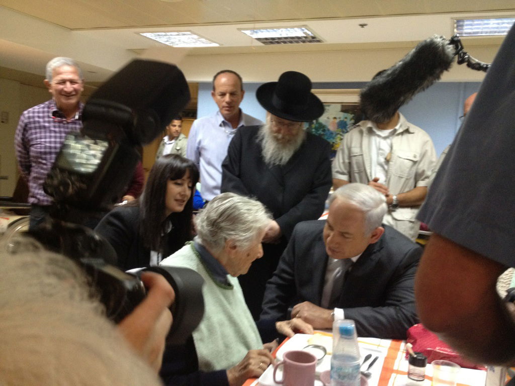 נתניהו וליצמן הפתיעו הוסטל לניצולי שואה בירושלים