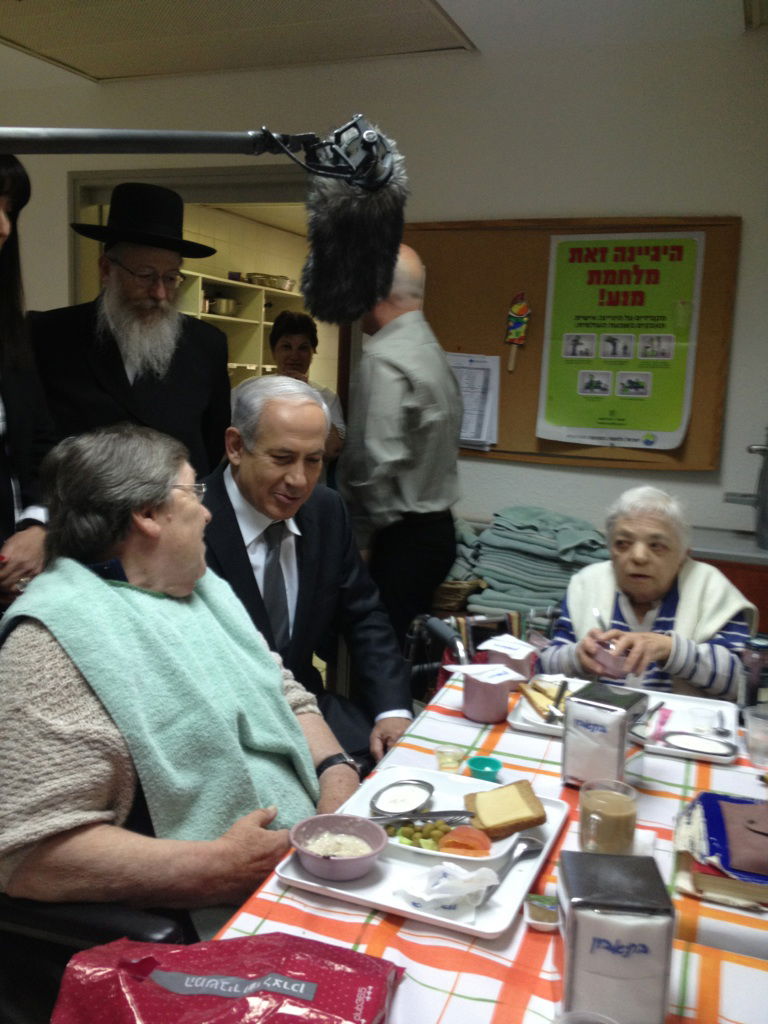 נתניהו וליצמן הפתיעו הוסטל לניצולי שואה בירושלים