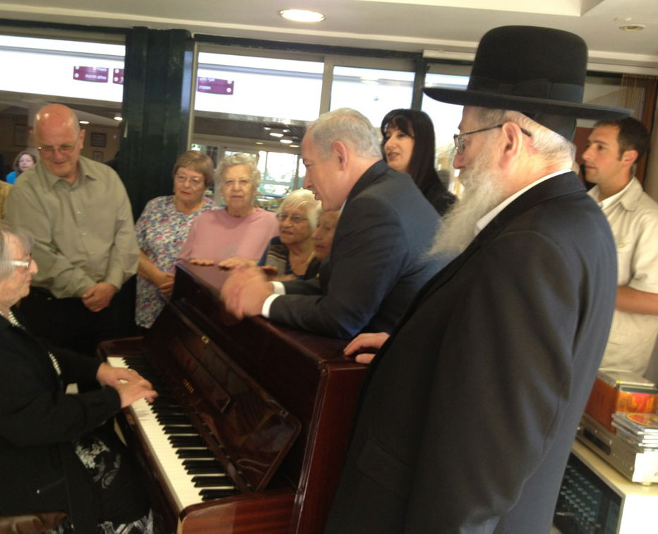 נתניהו וליצמן הפתיעו הוסטל לניצולי שואה בירושלים