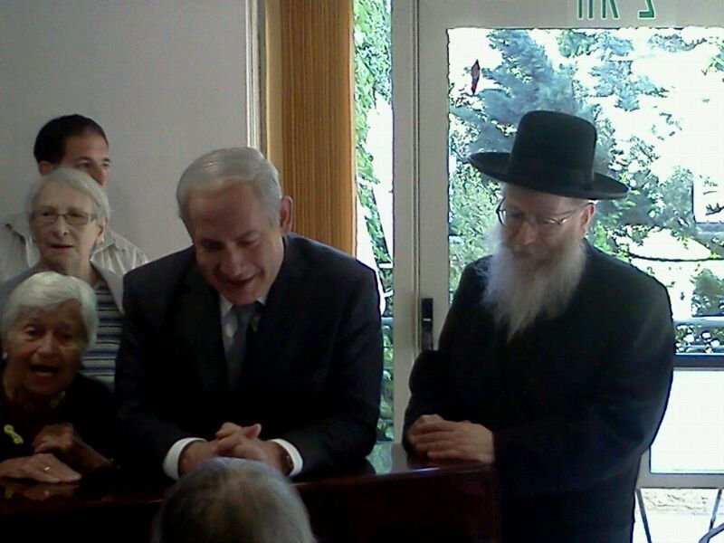 נתניהו וליצמן הפתיעו הוסטל לניצולי שואה בירושלים