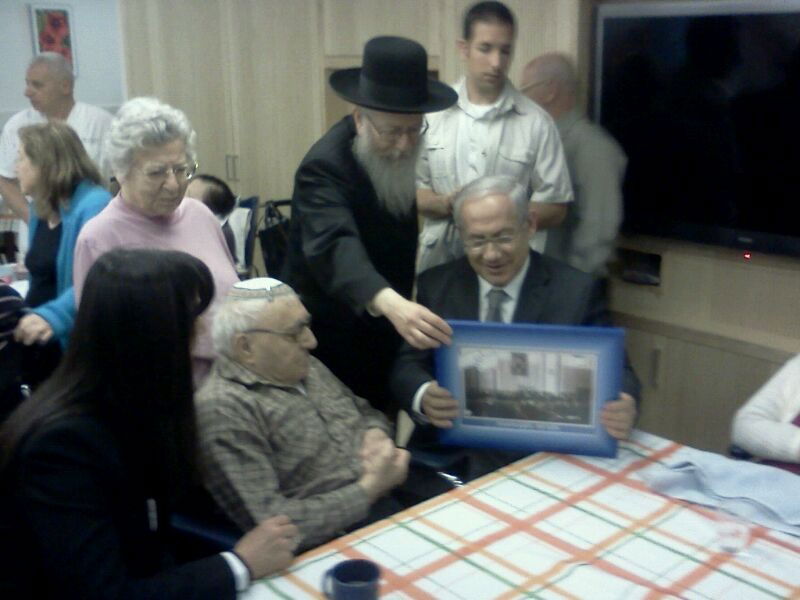 נתניהו וליצמן הפתיעו הוסטל לניצולי שואה בירושלים