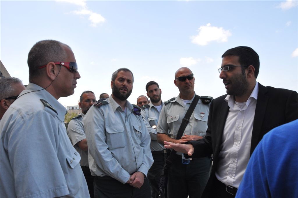 קצינים בכירים בצה"ל סיירו ברחובות העיר בני-ברק