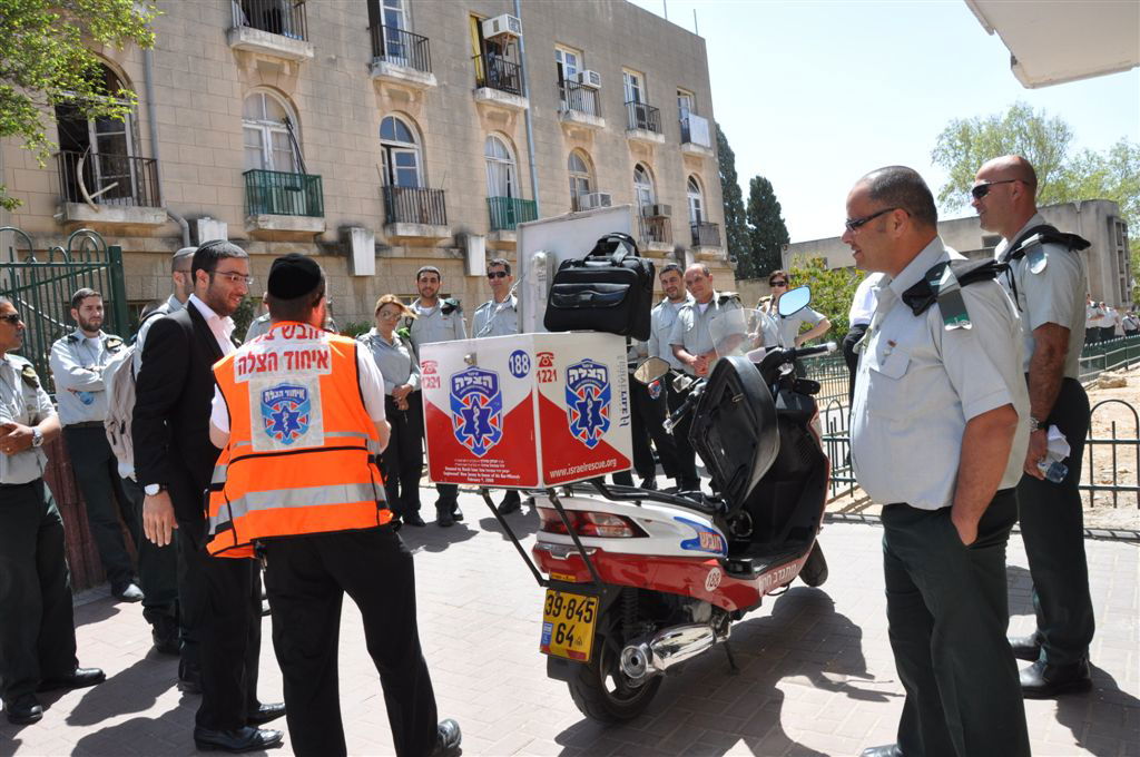 קצינים בכירים בצה"ל סיירו ברחובות העיר בני-ברק