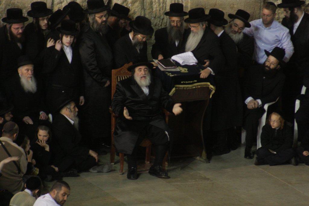ויז'ניץ לעידן חדש: האדמו"ר התפלל עם החסידים בכותל