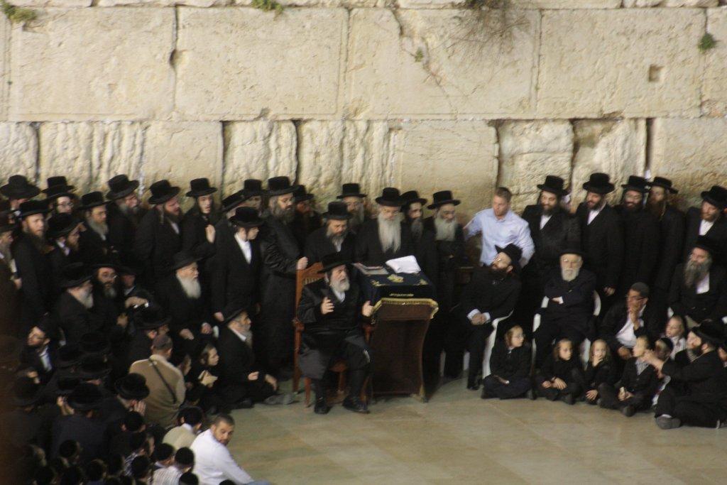 ויז'ניץ לעידן חדש: האדמו"ר התפלל עם החסידים בכותל