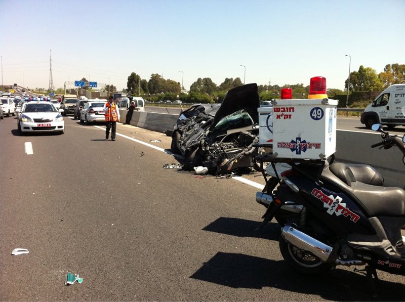 תאונה קטלנית בכביש 4 בין אוטובוס לרכב פרטי: אשה נהרגה, 3 נפצעו