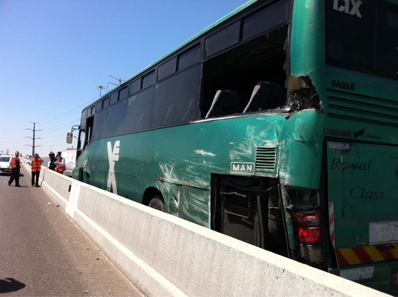 תאונה קטלנית בכביש 4 בין אוטובוס לרכב פרטי: אשה נהרגה, 3 נפצעו