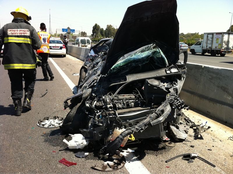 תאונה קטלנית בכביש 4 בין אוטובוס לרכב פרטי: אשה נהרגה, 3 נפצעו